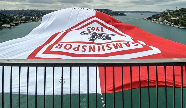 Şampiyon Samsunspor’un bayrağı İstanbul Boğazı'na asıldı