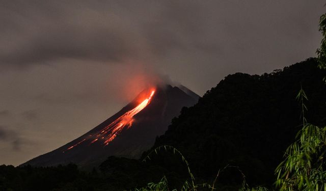 Cotopaxi Yanardağı kül püskürtüyor!