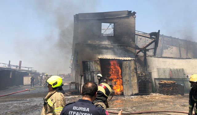 Bursa'da fabrika cayır cayır yandı!