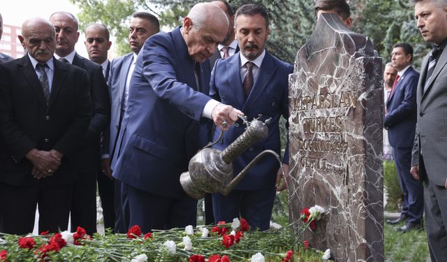 Bahçeli, Alparslan Türkeş'in kabrini ziyaret etti!