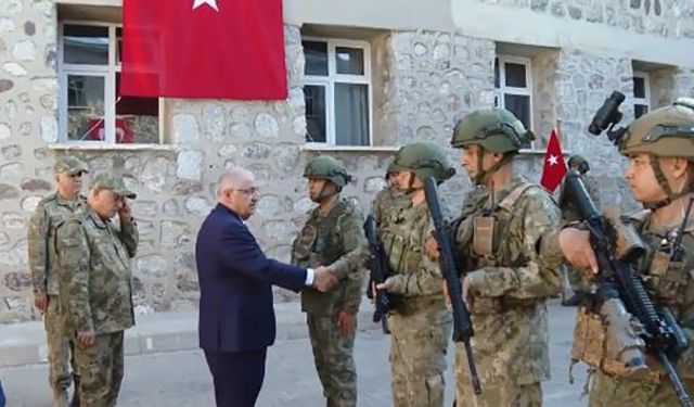 Bakan Güler Aktütün’de askerle bayramlaştı