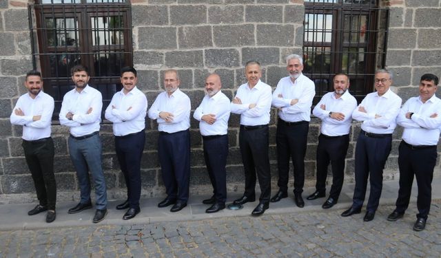 İçişleri Bakanı Diyarbakır'da böyle poz verdi!