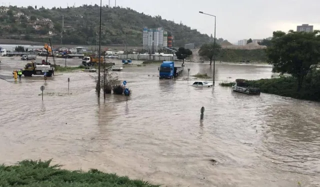 Sağanak yağış Ankara-Konya yolunu ulaşıma kapadı!