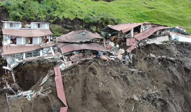 Toprak kayması 12 evi yıktı!