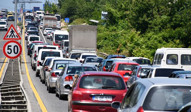 Tatilciler dönüyor: Kilometrelerce kuyruk oluştu!