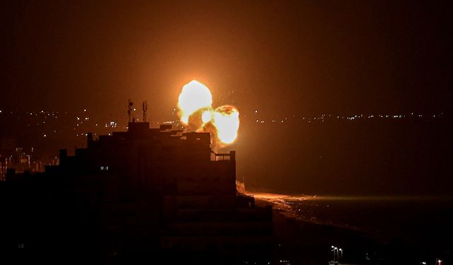 İsrail savaş uçakları Gazze'yi bombaladı!