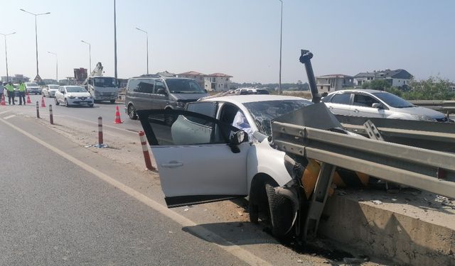 Otomobil bariyere ok gibi saplandı: Ölü ve yaralılar var!