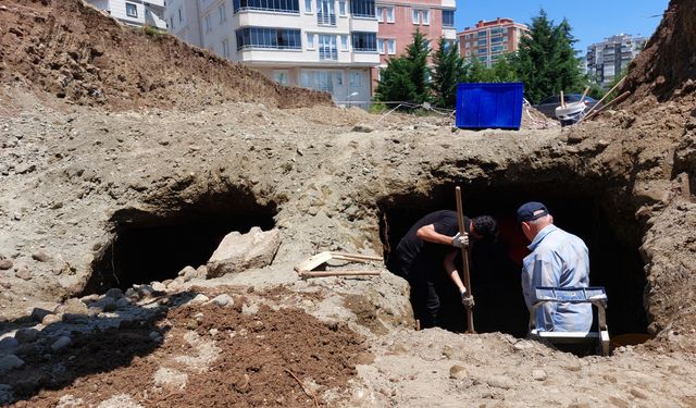 İnşaat kazısında 2 mezar odası bulundu