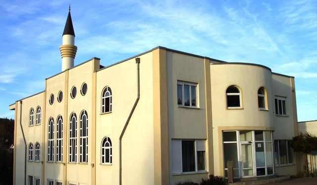 Kuran'ı Kerim'i yakıp cami önüne attılar!