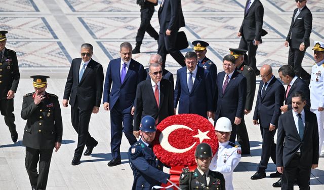 Cumhurbaşkanı Erdoğan YAŞ üyeleriyle Anıtkabir'de