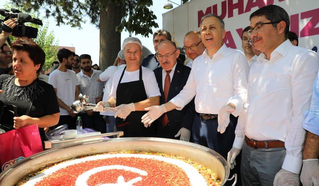 İçişleri Bakanı Yerlikaya aşure dağıttı!