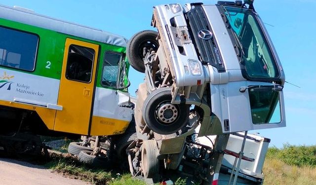 Yolcu treni kamyonla çarpıştı: Onlarca kişi yaralı!