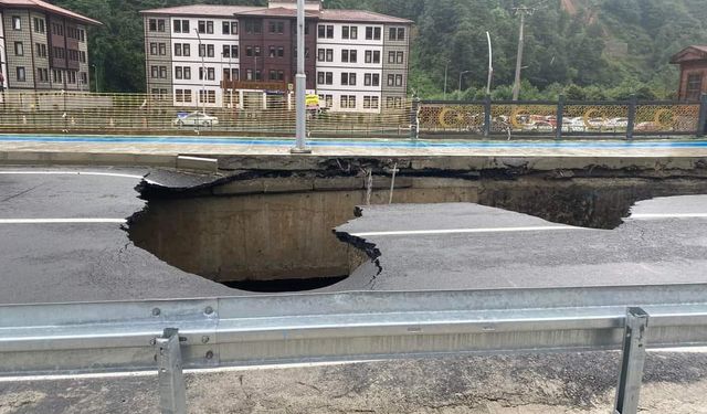 Sağanak yağış sonrası yollar çöktü!
