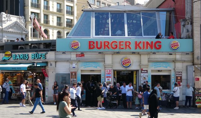 Burger King'den skandal olay: 3 çocuğunun yanında dövdüler!