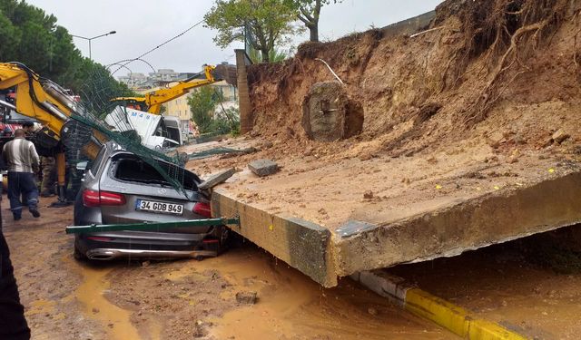Pendik'te 2 araç istinat duvarının altında kaldı