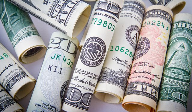 Dolar ve euro'da haftanın ilk rakamları nasıl?