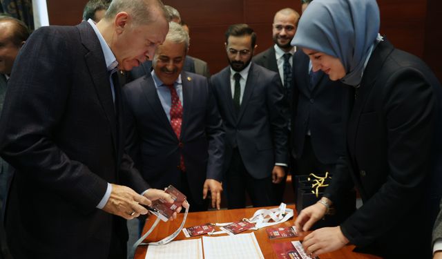 Cumhurbaşkanı Erdoğan delege kartını teslim aldı