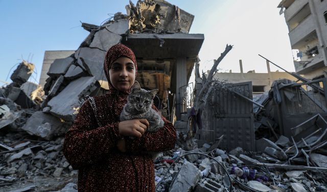 Hayatta kalabilen Gazzeliler yıkımlar arasından eşyalarını topluyor!