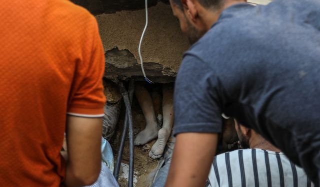 Gazze'deki yıkımda kimi ceset, kimi eşyalarını arıyor!