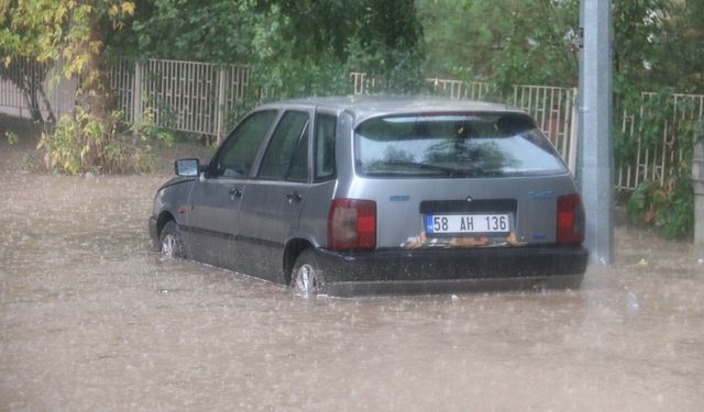 Sağanak yağış hayatı felç etti