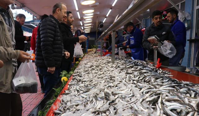 Tezgahlarda hamsi bereketi: Vatandaş akın etti!