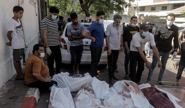 Gazze'deki El Şifa Hastanesi'nin önü cenazelerle doldu