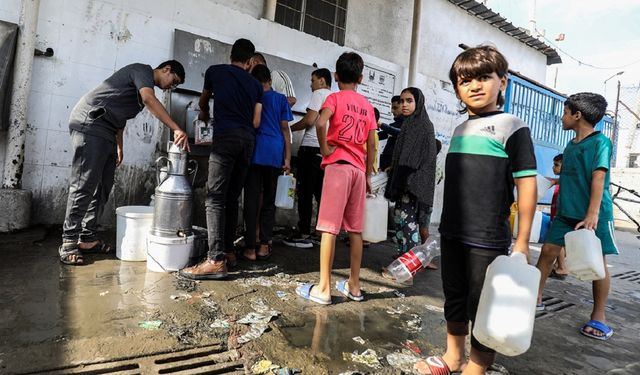 Gazzeli çocuklar temiz içme suyunun hayalini kuruyor