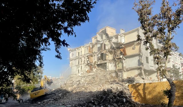 Ağır hasarlı binaların yıkımı 9 aydır sürüyor