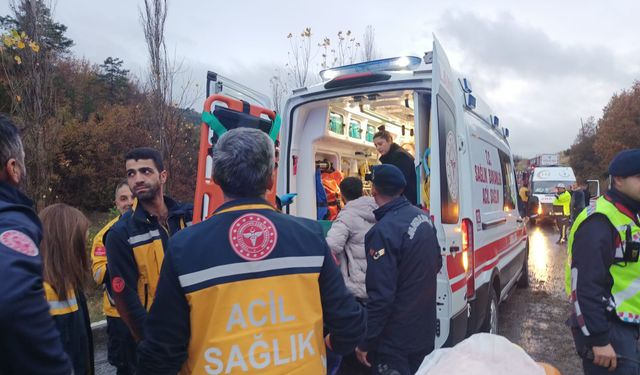 Ankara otobüsü Amasya'da devrildi: Çok sayıda yaralı!