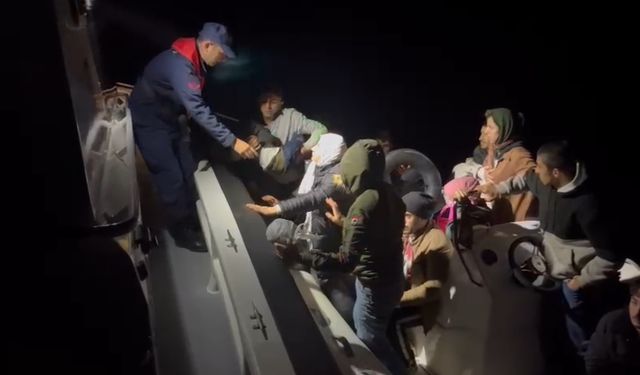 Lastik bottaki 26 göçmen kurtarıldı!