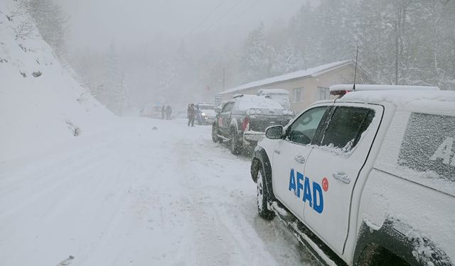 Bolu'da kar yağışında mahsur kalan 26 kişi kurtarıldı!