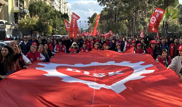 DİSK İzmir'de yürüyüş yaptı!