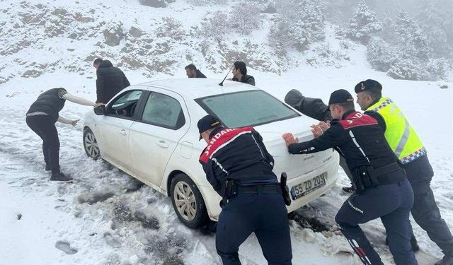 Mahsur kalan öğretmenleri jandarma kurtardı