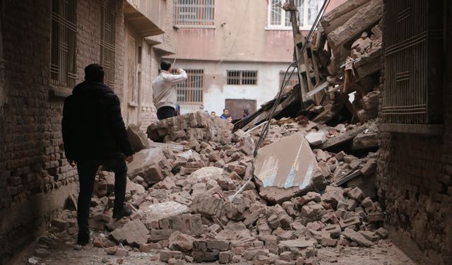 Diyarbakır’da boş bina kendiliğinden çöktü