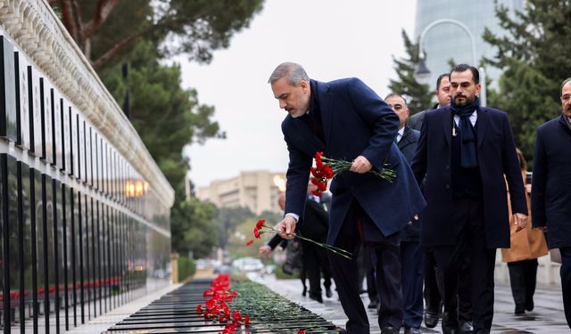 Bakan Fidan, Haydar Aliyev’in mezarını ziyaret etti