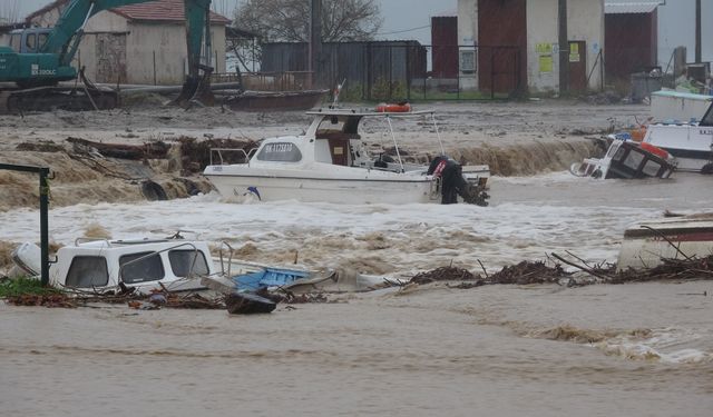 Taşkın devam ediyor: Sahil yolu trafiğe kapandı!