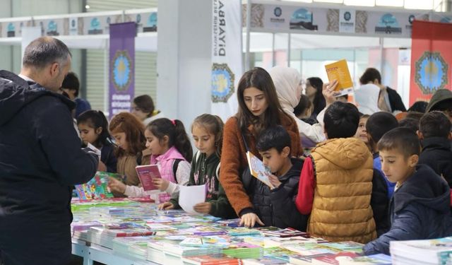 Diyarbakır’daki kitap fuarına ziyaretçi akını