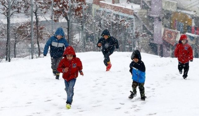 Hakkari'de eğitime kar engeli