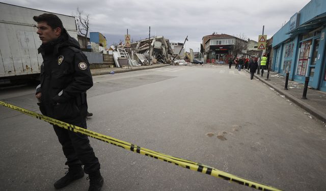 İstanbul'da 2 bina çöktü!