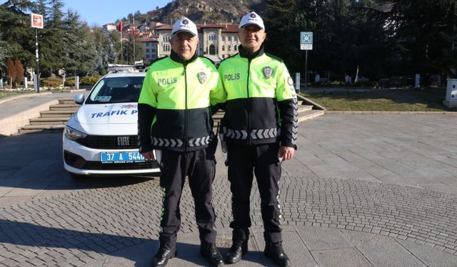 Kalbi duran kişiyi trafik polisleri hayata döndürdü!