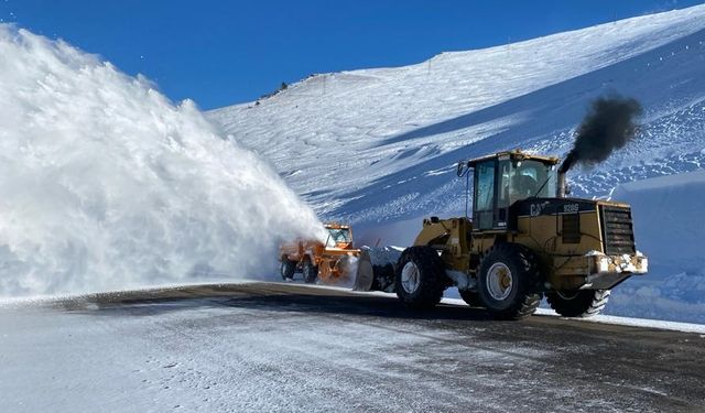 Çığın düştüğü bölgede yol genişletiliyor!