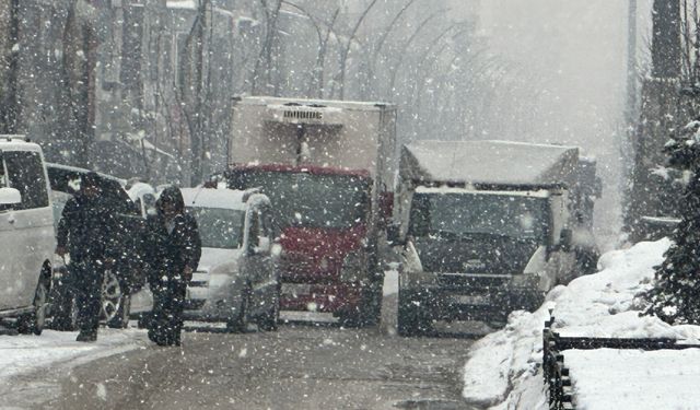 Yoğun kar yağışı uçak seferlerini iptal ettirdi!