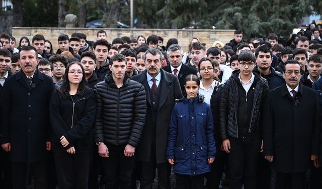 Tüm Türkiye'de öğrenciler saygı duruşunda bulundu!