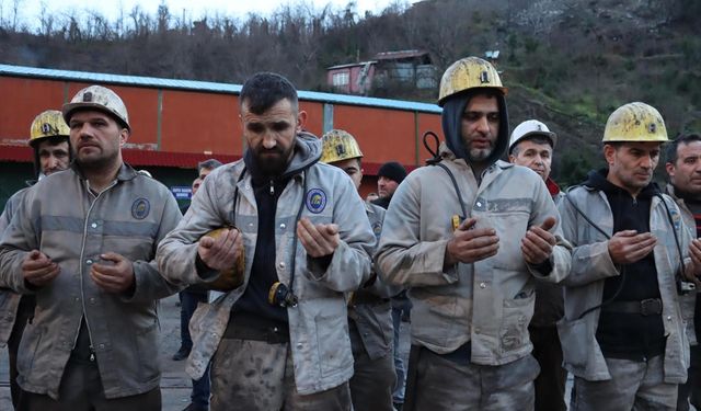 Madenciler depremde hayatını kaybedenleri dualarla andı!