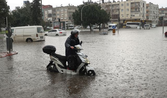 Antalya'da eğitime yağış engeli