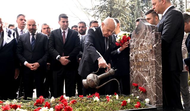 Bahçeli'den Türkeş'in kabrine ziyaret