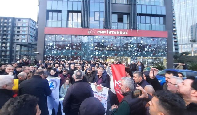 CHP'lilerden İstanbul İl Başkanlığı önünde protesto