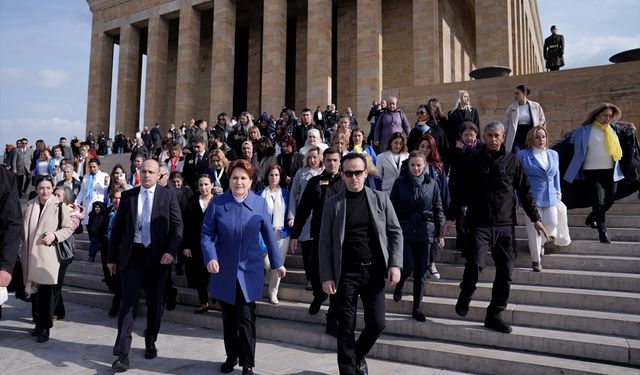 Akşener partili kadınlarla Anıtkabir'i ziyaret etti!