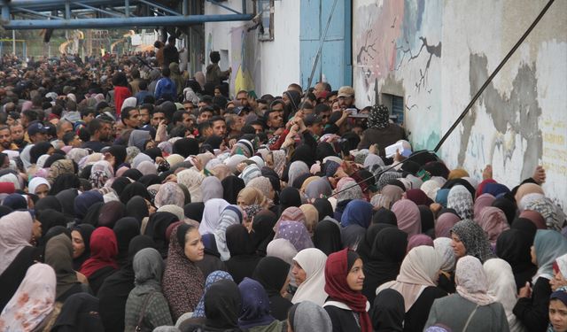 Gazze'de açlık: Birkaç kilo un alabilmek için izdiham!