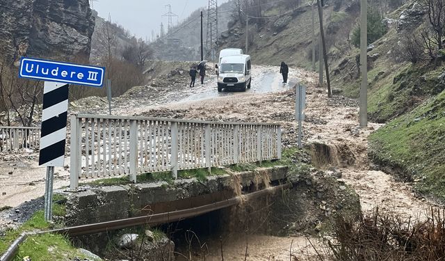 Şırnak'ı yağış vurdu: Uludere yolu ulaşıma kapandı!